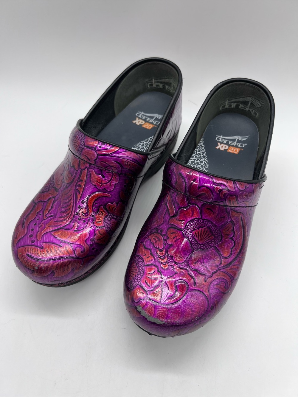 Dansko XP 2.0 Women's Fuchsia Tooled Patent Leather Nursing Clogs